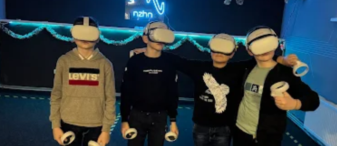 Команда друзів грає у розважальному клубі Ніжина