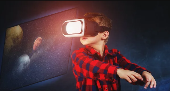 Фото дитини яка грає у VR клубі віртуальної реальності