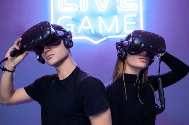 Фото компанії друзів, що грають у VR ігри в Ніжині