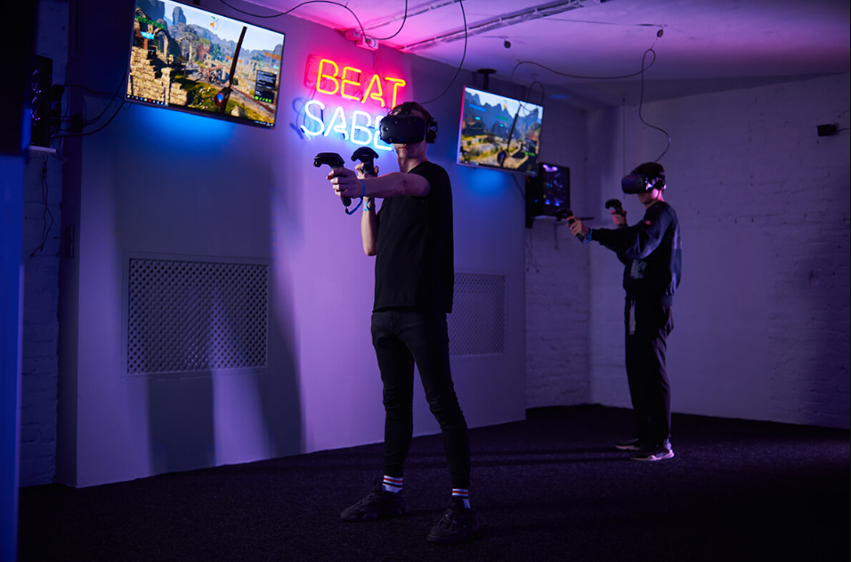 Фото молоді під час гри у клубі віртуальної реальності