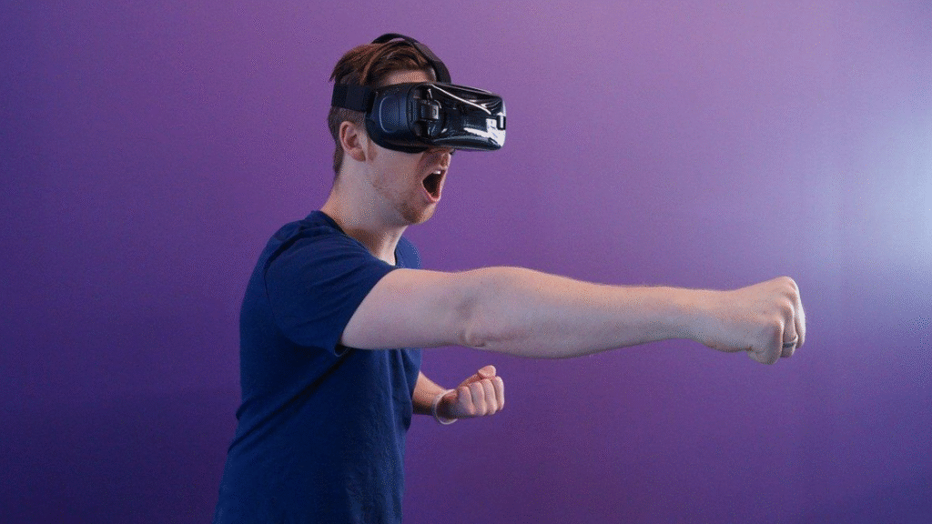 Фото людини що займається спортом у VR