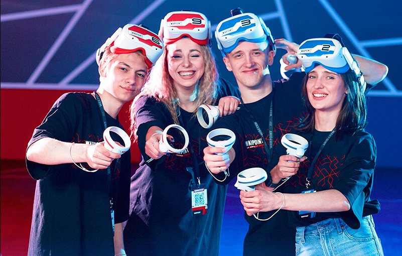 Фото адміністраторів у клубі віртуальної реальності