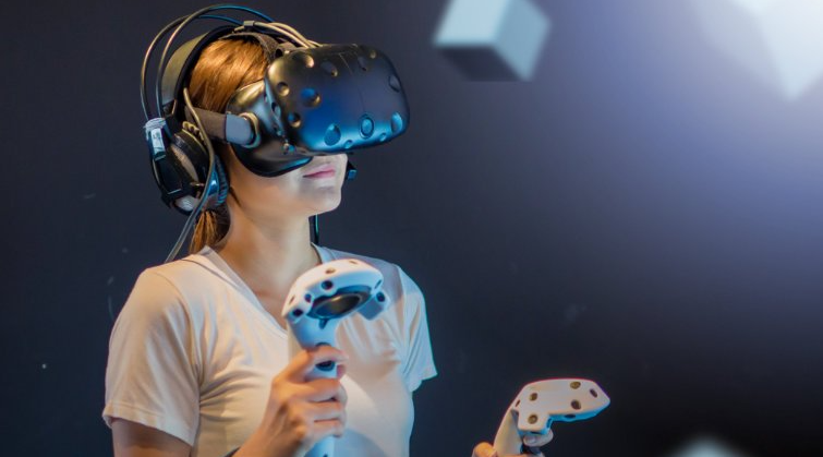 Фото дитини що грає у віртуальні ігри у VR зоні