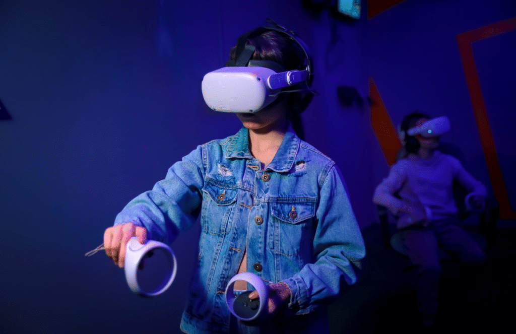 Фото дітей що грають у віртуальні ігри у VR клубі
