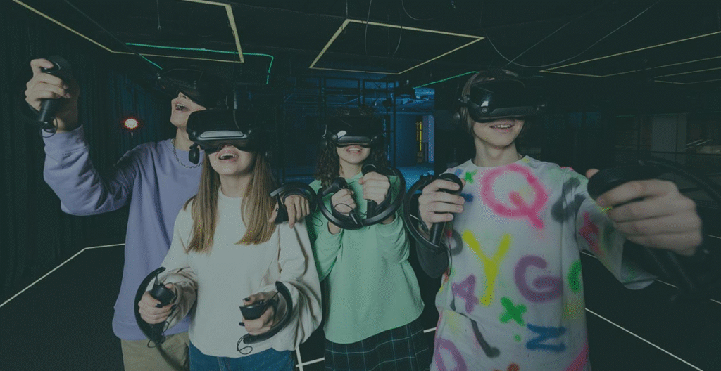 Фото родини з дітьми що проводять час у клубі віртуальної реальності VR Max