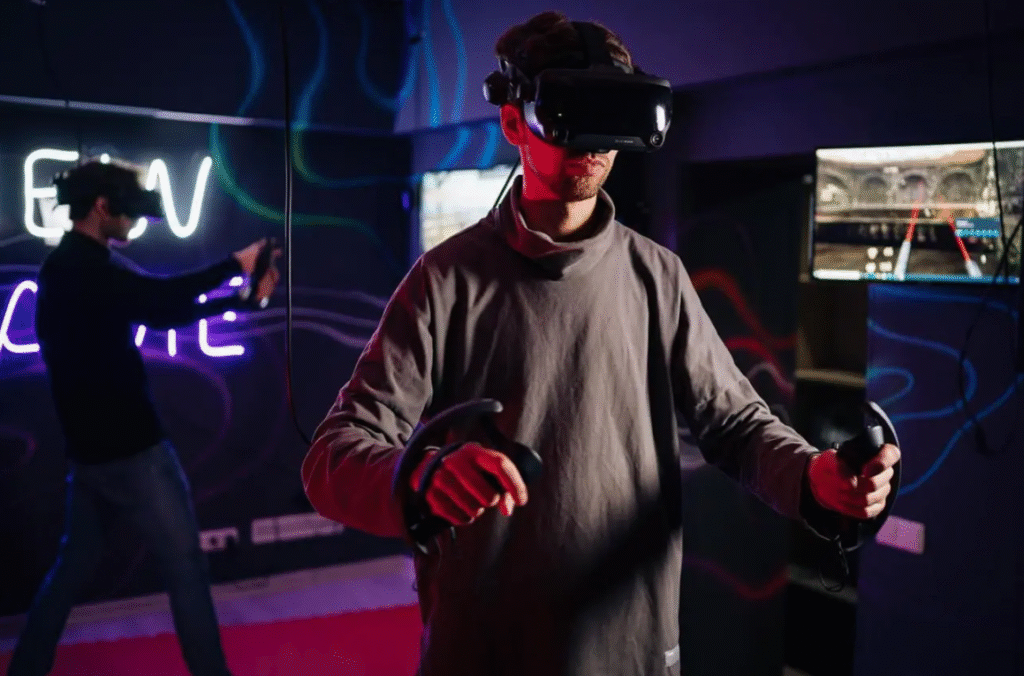 Фото людей що розважаються у клубі віртуальної реальності VR Max